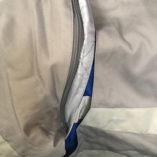 Chaqueta de invierno gris con detalles