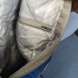 Chaqueta de invierno gris con detalles