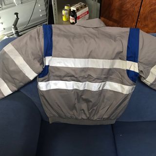 Chaqueta de invierno gris con detalles