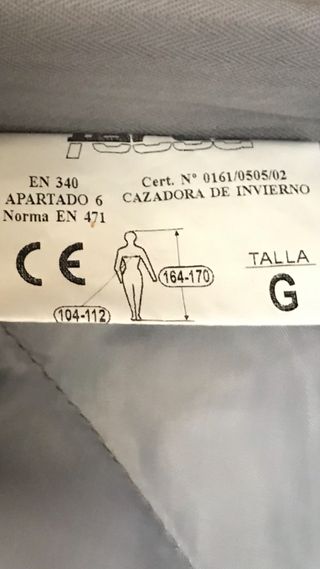 Chaqueta de invierno gris con detalles