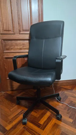 Silla de escritorio giratoria negra