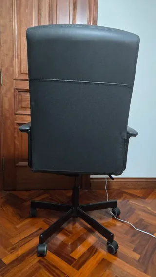 Silla de escritorio giratoria negra