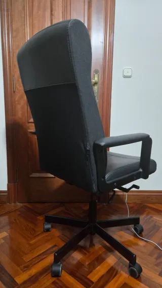 Silla de escritorio giratoria negra