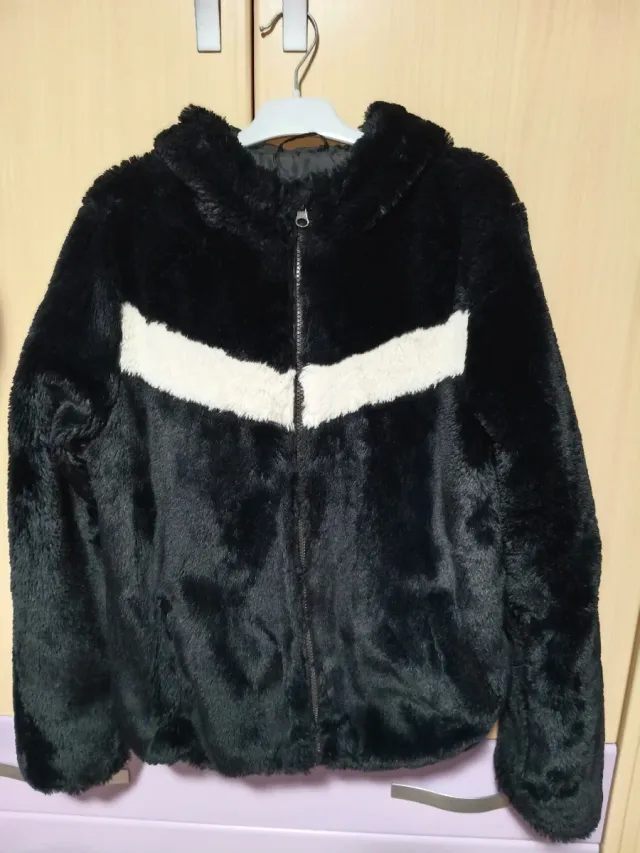 Chaqueta peluda negra y blanca