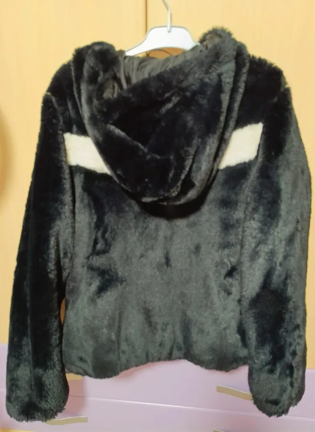 Chaqueta peluda negra y blanca