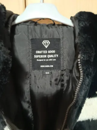 Chaqueta peluda negra y blanca