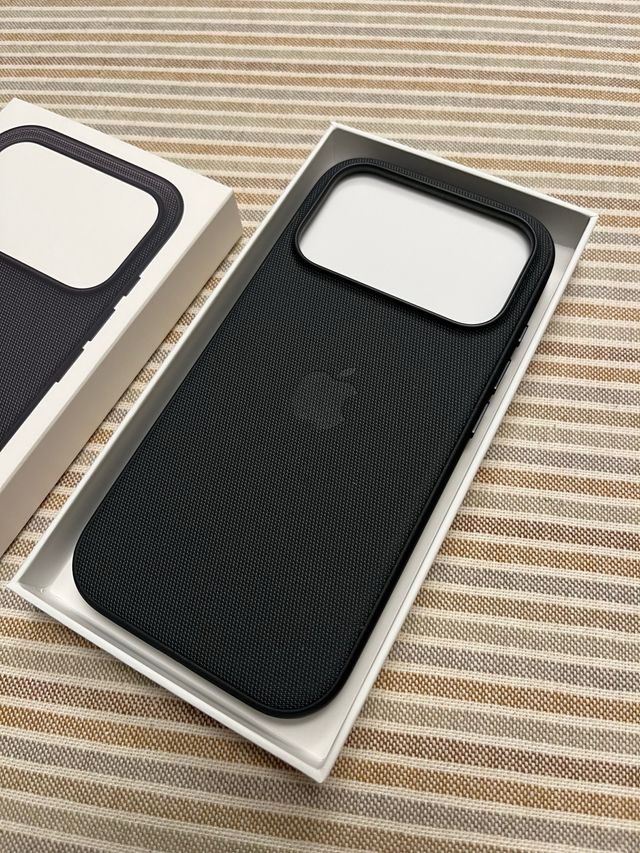 Funda original TechWoven Apple iPhone 17 Pro Negra