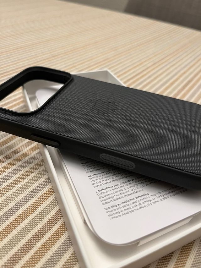 Funda original TechWoven Apple iPhone 17 Pro Negra