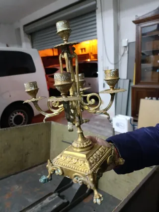 Candelabro antiguo de metal dorado