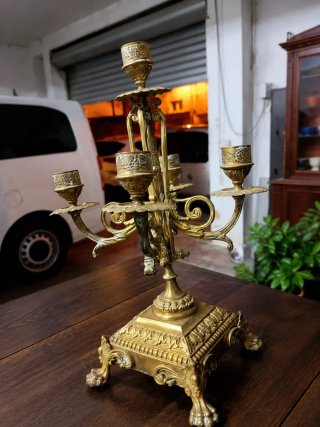 Candelabro antiguo de metal dorado