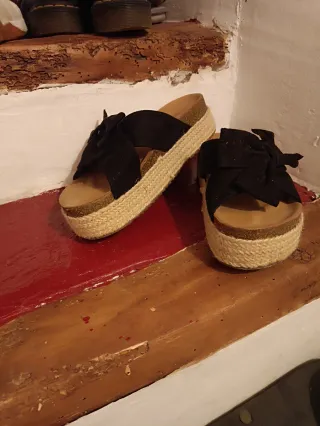 Sandalias plataforma INSIDE negras y beige T39