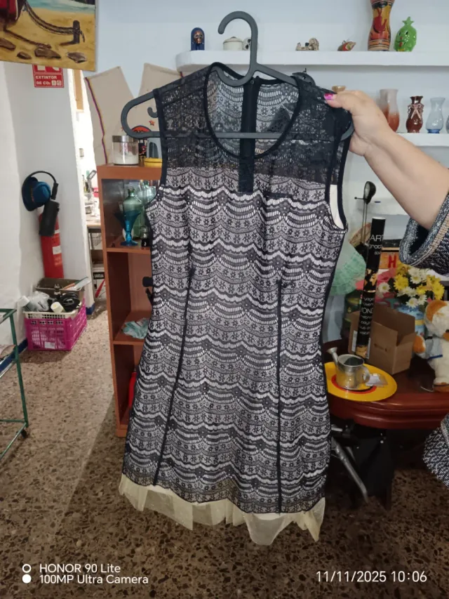 Vestido negro y dorado con encaje