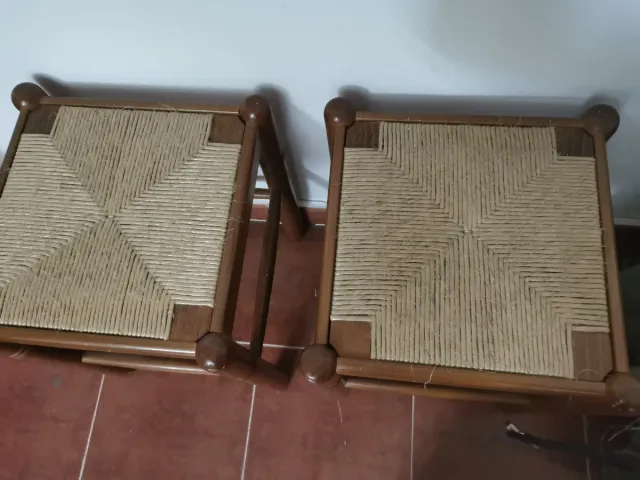 2 Taburetes de madera y yute