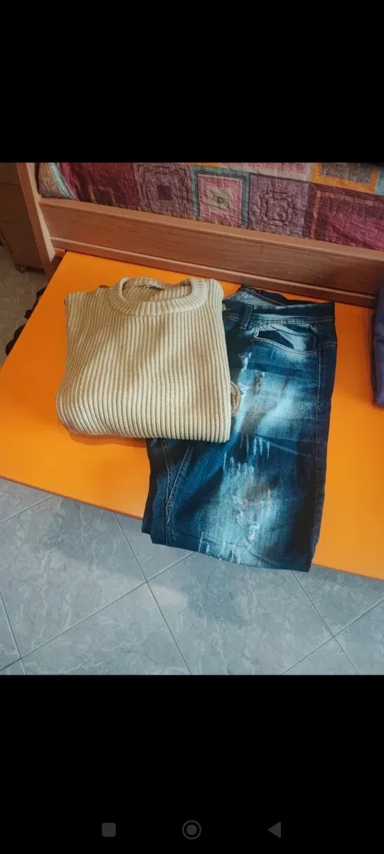 Completo uomo maglione beige e jeans