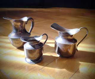 Lote de tres jarras de alpaca antiguas