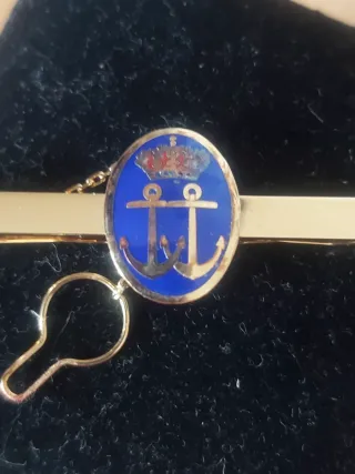 Pisacorbata chapado en oro con ancla y corona