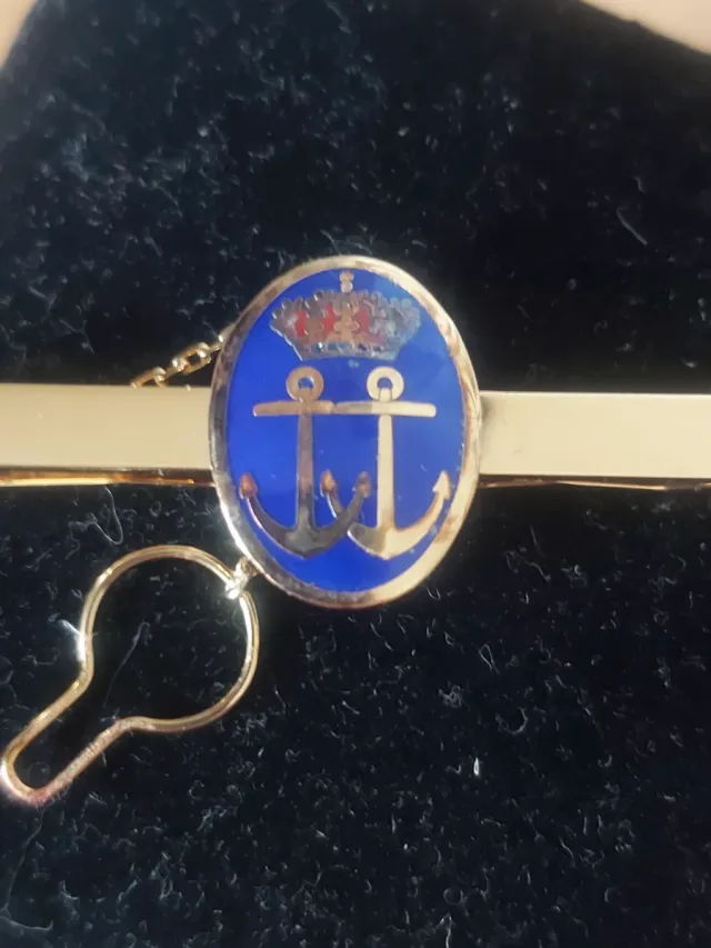 Pisacorbata chapado en oro con ancla y corona