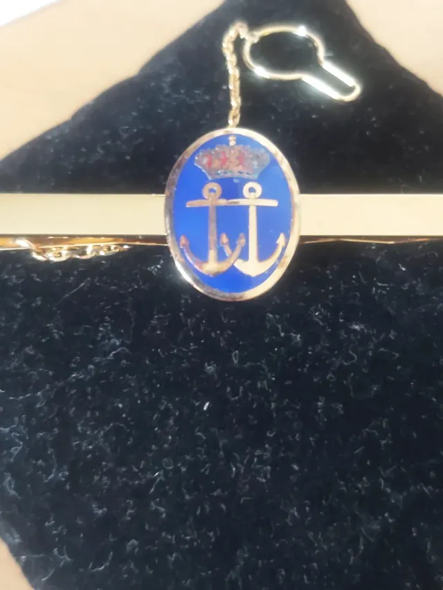 Pisacorbata chapado en oro con ancla y corona