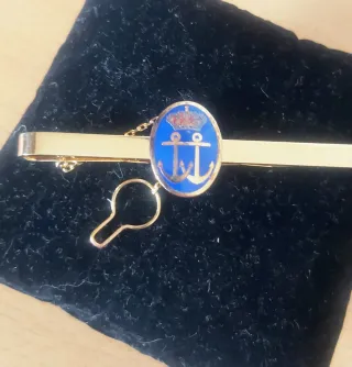 Pisacorbata chapado en oro con ancla y corona