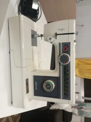 Máquina de coser blanca
