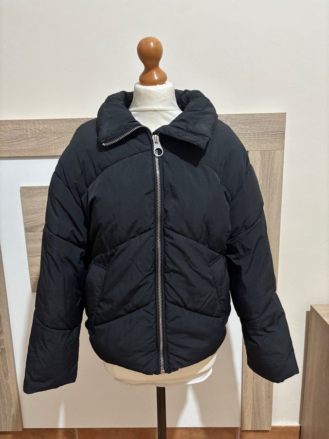 Chaqueta negra acolchada