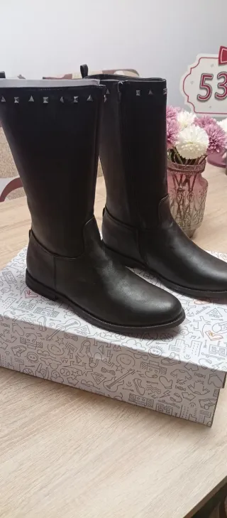 Botas niña negras con tachuelas. Nuevas sin estren