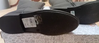 Botas niña negras con tachuelas. Nuevas sin estren