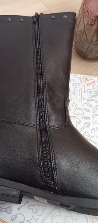 Botas niña negras con tachuelas. Nuevas sin estren