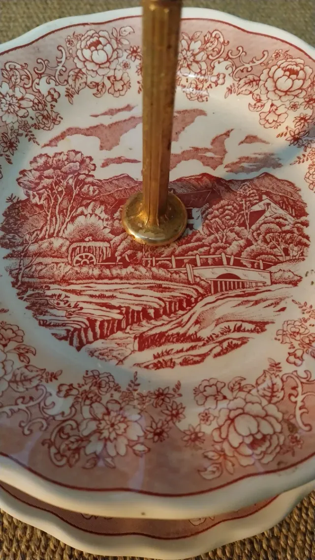 Pastelero 2 Pisos Porcelana Rosa y laton Dorado