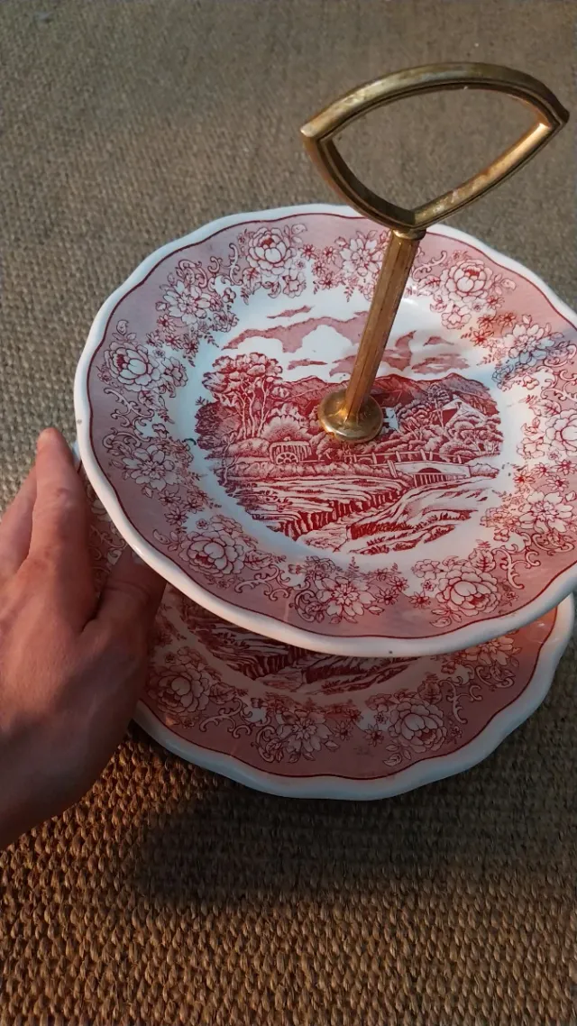 Pastelero 2 Pisos Porcelana Rosa y laton Dorado