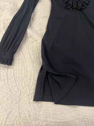 Camisa larga negra con volantes