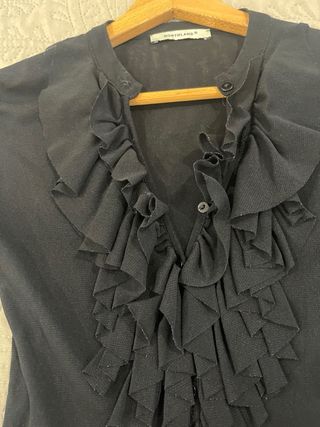 Camisa larga negra con volantes