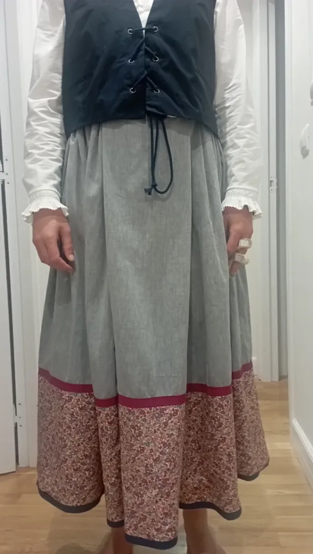 Traje de casera falda delantal camisa chaleco