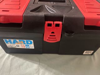 Caja de herramientas negra y roja