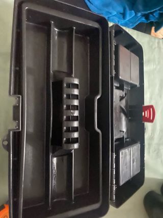 Caja de herramientas negra y roja