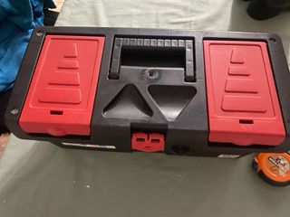 Caja de herramientas negra y roja