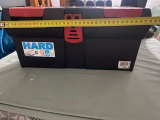 Caja de herramientas negra y roja