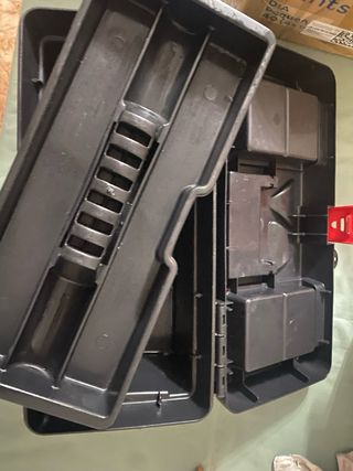 Caja de herramientas negra y roja