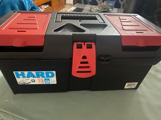 Caja de herramientas negra y roja