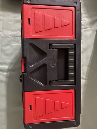 Caja de herramientas negra y roja