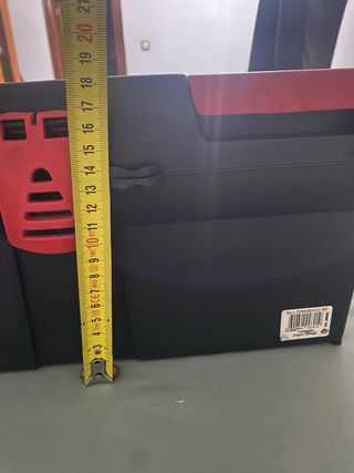 Caja de herramientas negra y roja