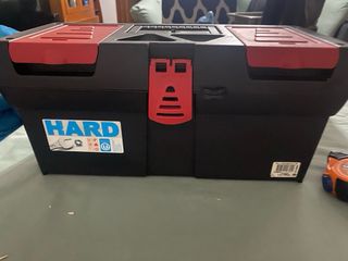 Caja de herramientas negra y roja