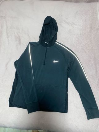 Chaqueta deportiva Nike negra con capucha