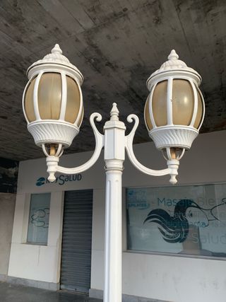 2 Farolas antiguas forja dorada y blanca