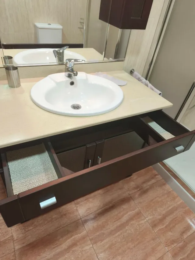 Mueble de baño madera y mármol, con espejo