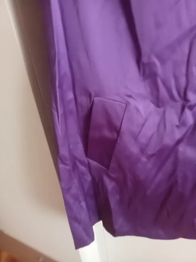 Vestido morado con cuello drapeado