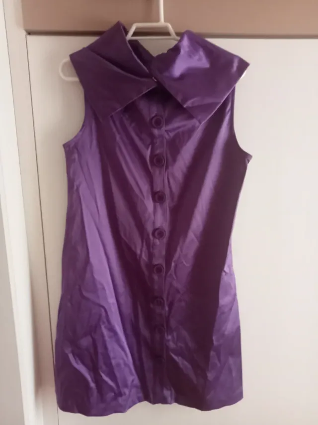 Vestido morado con cuello drapeado