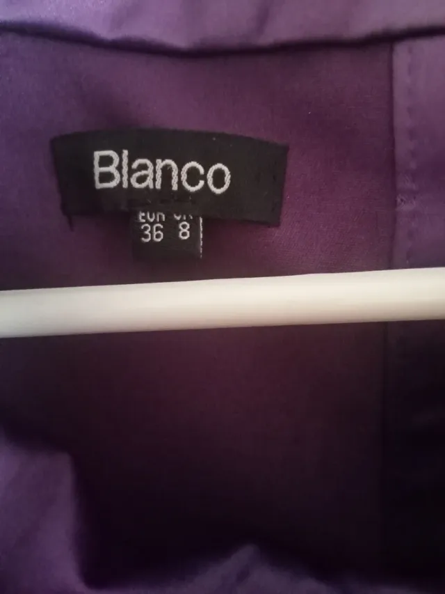 Vestido morado con cuello drapeado