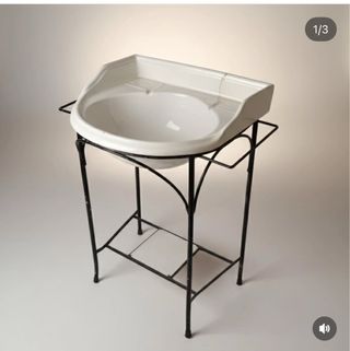 Lavabo antiguo con soporte de hierro forjado