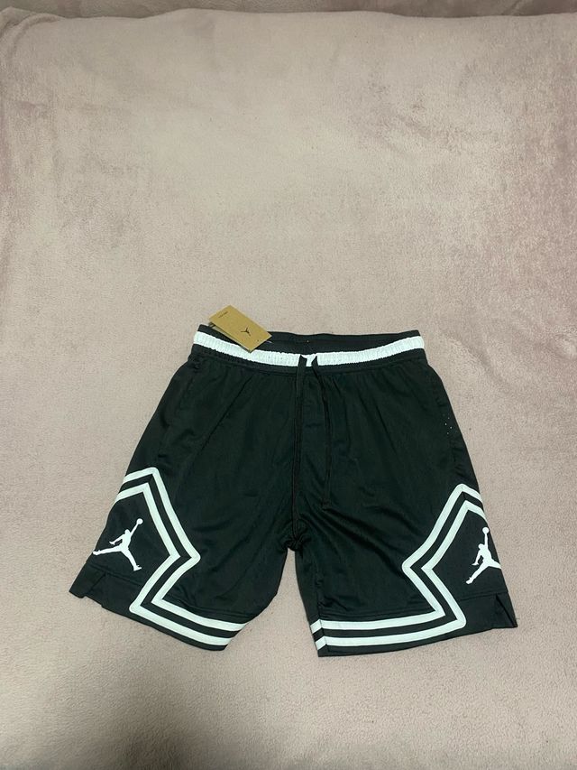 Jordan Shorts Negros con Blanco